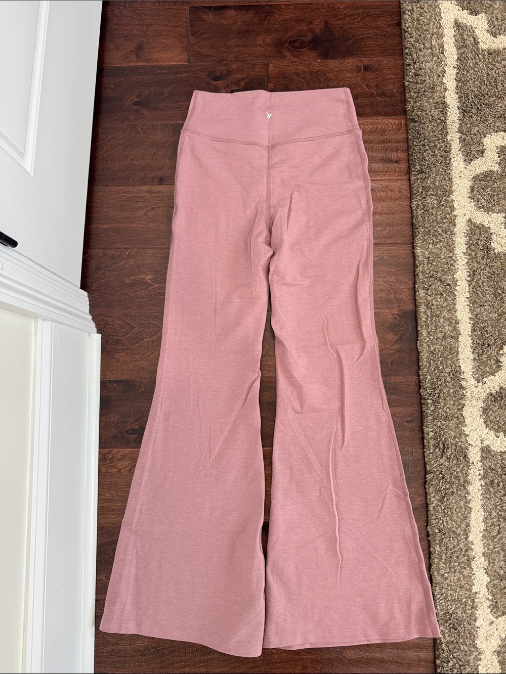 Old Navy Active Powerchill Women’s Super-Flare Pants & Cropped Crossover Tee - Picture 7 of 11